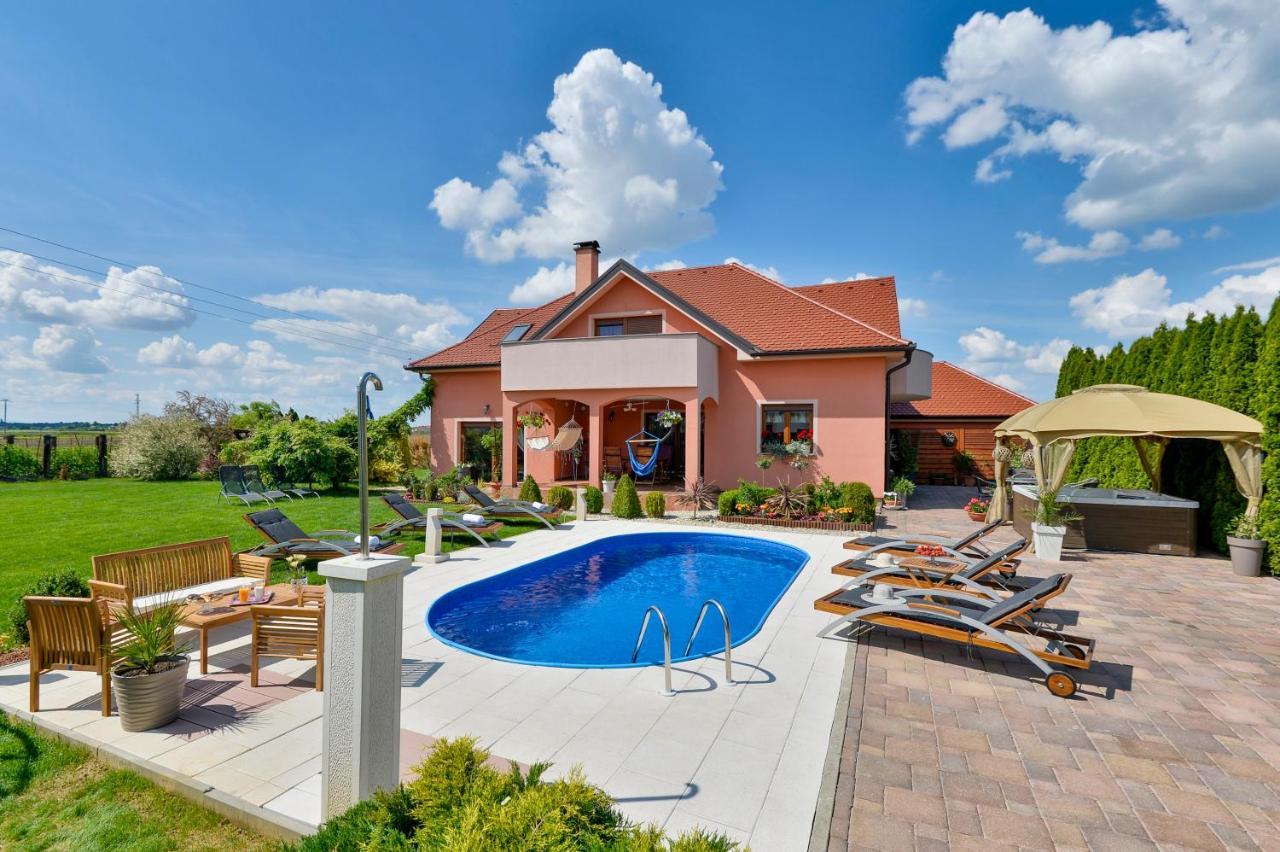 Holiday Villa Rita , Ideal For Families, Pool, Large Childrens Playground Varaždin Zewnętrze zdjęcie