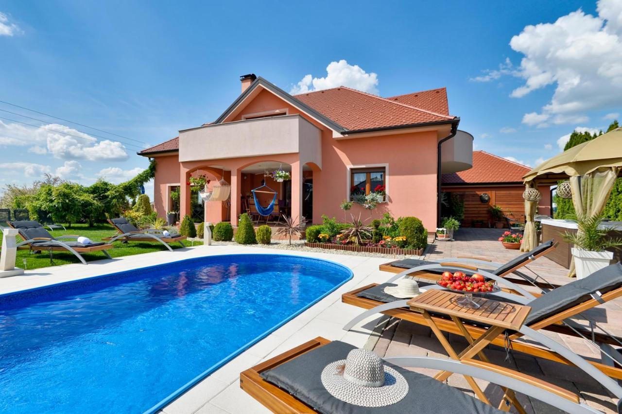 Holiday Villa Rita , Ideal For Families, Pool, Large Childrens Playground Varaždin Zewnętrze zdjęcie