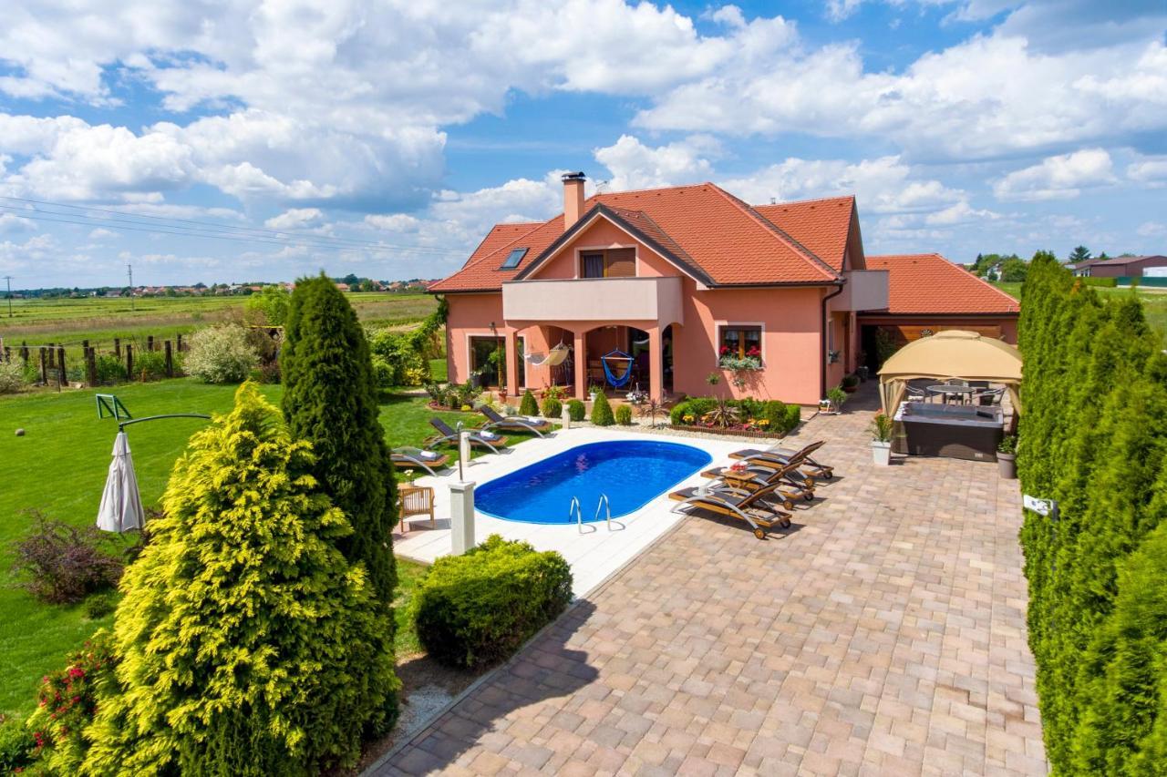 Holiday Villa Rita , Ideal For Families, Pool, Large Childrens Playground Varaždin Zewnętrze zdjęcie