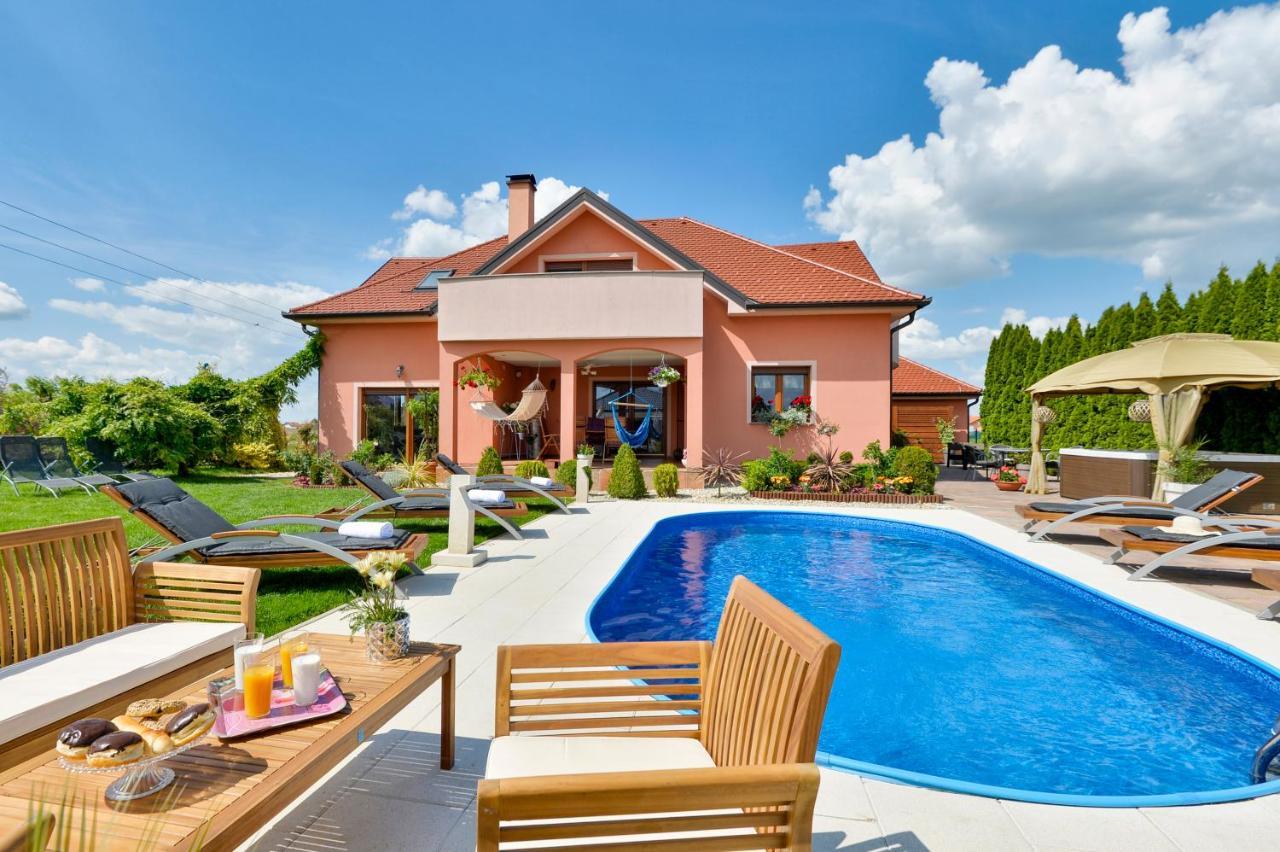 Holiday Villa Rita , Ideal For Families, Pool, Large Childrens Playground Varaždin Zewnętrze zdjęcie