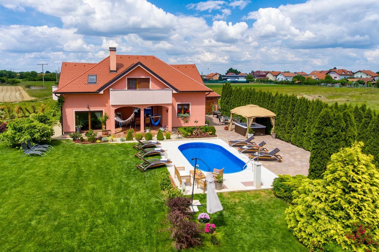 Holiday Villa Rita , Ideal For Families, Pool, Large Childrens Playground Varaždin Zewnętrze zdjęcie